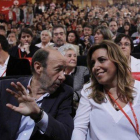El secretario general del PSOE, Alfedro Pérez Rubalcaba, y la presidenta de Andalucía, Susana Díaz, en Madrid.