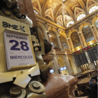 Las bolsas, en la foto la de Madrid, se han quedado vacías de personas.