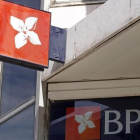 Emblema del banco portugués BPI en una oficina de Lisboa.