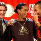 Ronaldinho, en el centro, el día que recibió el premio al mejor jugador de la Fifa del año 2004