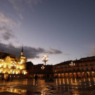 La Plaza Mayor de León, iluminada por la noche
