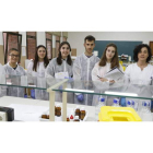 Grupo de alumnos participantes del campus en el laboratorio de la Facultad de Biológicas de la Universidad. MARCIANO PÉREZ