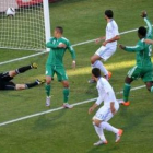 El balón lanzado por Kalu Uche se convierte en gol.