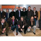 Foto de familia de todos los artistas leoneses participantes en esta novedosa exposición escultórica