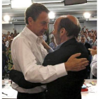 Zapatero saluda a Alfredo Pérez Rubalcaba durante el Comité Federal del PSOE.
