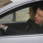 Matteo Renzi (c), líder del Partido Demócrata italiano (PD).