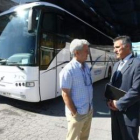 Pablo Salgado y el representante de la Caixa, Marcos Cereijo, junto al nuevo autobús.