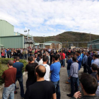 Trabajadores de la Vasco a la entrada del tajo durante un homenaje a los seis mineros muertos