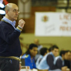 Jordi Ribera, con actitud pensativa, durante un partido