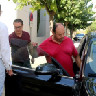 El concejal Diego Borrego entrando al coche de su abogado este viernes 4 de agosto