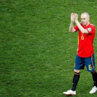 El centrocampista Andrés Iniesta abaonda el campo tras el partido España-Rusia
