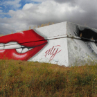 El grafiti de los labios pintado por Manuel García y Diego Fidalgo complementa al de los ojos creado anteriormente por Dadospuntocero. JAVIER SUÁREZ-QUIÑONES