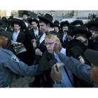 La policía israelí intenta contener a judíos ultraotodoxos en la plaza del Muro de las Lamentaciones en Jerusalén.