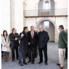 El consejero Silván, entre el alcalde y el rector de la basílica, en el interior de San Andrés.