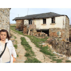 La pedánea María Raimúndez ante una casa declarada en ruina y que está en restauración.