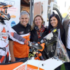 Nando Jubany, Àngela Juvé, Anna Orte y Xavier Beltrán, junto a la equipación de la KTM 450, en la presentación de la aventura del cocinero de Osona.