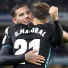 El delantero del Real Madrid Borja Mayoral celebra un gol con su compañero Theo Hernández.