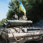 Soldados ucranianos en un vehículo blindado cerca de Ilovaysk, este domingo.