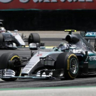 Nico Rosberg comanda la carrera de Interlagos por delante de Lewis Hamilton.