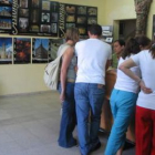 Un grupo de turistas en la oficina de turismo de Astorga en una imagen de archivo.