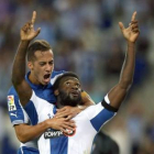 Lucas se abraza a Caicedo, en un partido ante el Málaga.