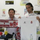 Pablo López posa con su nueva camiseta junto al presidente Domingo Cueto