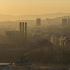 Imagen de un día de alta la contaminación ambiental en Barcelona tomada desde la torre de San Sebastián.