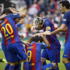 Los jugadores del Barça se cubren tras el botellazo a Neymar.