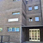 Fachada del edificio de la Escuela Hogar ubicado en la calle Reino de León, en Ponferrada.