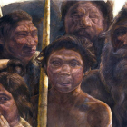 Arriba, reconstrucción artística de un grupo de Homo Heidelbergensis. A la izquierda, esqueleto de la misma especie procedente de la Sima de los Huesos, en el yacimiento de Atapuerca.