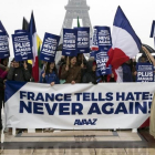 Activistas de la oenegé estadounidense Avaaz muestran una pancarta de alegría por la victoria de Macron, en París, el 8 de mayo.