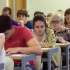 Varios estudiantes de bachillerato realizan uno de los exámenes de la prueba de selectividad el pasado junio.
