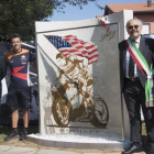 Carmelo Ezpeleta y Denis Pazzaglini, a la izquierda, en la inauguración, hoy, del monumento en recuerdo del desaparecido campeón norteamericano Nicky Hayden.