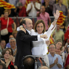Rubalcaba y Chacón corresponden al saludo de los asistentes a un acto político en Sabadell.
