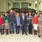 La presidenta y otros miembros de la junta local, posan junto al ponente y el público.