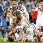 Los futbolistas de la selección alemana celebran en Maracaná su cuarto Mundial tras ganar a Argentina en la prórroga.