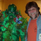 Len Wein, junto a la recreación de uno de los personajes que creó para el cómic, La Cosa del Pantano