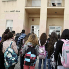 Un grupo de alumnos del IES Jorge Juan de Alicante protestan tras el corte de luz.