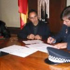 El nuevo oficial de la Policía Local, Ismael González, junto al alcalde y al jefe del cuerpo
