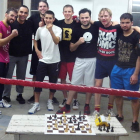 El leonés Jonatan Rodríguez, a la izquierda, junto otros púgiles-ajedrecistas en Berlín.