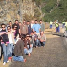 El grupo de manifestantes, ayer junto a los operarios que trabajan en las labores de parcheo.