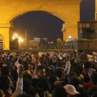 Decenas de aficionados tratan de acceder al estadio de la Defensa Aérea, antes del partido entre el Zamalek y el ENPPI en El Cairo.