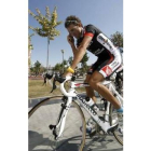 Valverde, habla por su teléfono móvil ayer, en la jornada de descanso