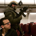 Policías en el interior del avión de Malaysia Airlines.