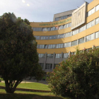 Fachada del edificio principal del campus berciano.