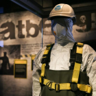 Un maniquí con el uniforme de los trabajadores en las alcantarillas en la exposición Fatberg, en Londres
