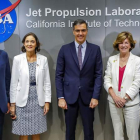 Sánchez y Montero posan con los oficiales del Laboratorio de Propulsión de la NASA en Pasadena. ETIENNE LAURENT