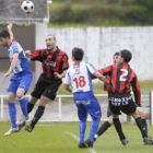 Rubén Vega y Teo, dos de los futbolistas más destacados ayer por la tarde, saltan con varios defensa