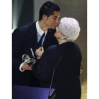 Messi recibe su trofeo de manos del presidente de la Fifa, Joseph Blatter.