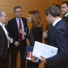 Algunos de los miembros de la comisión, ayer, con la presidenta de las Cortes.